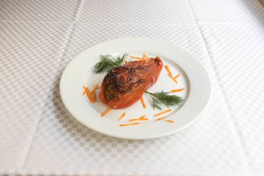 Yeni hazırlanmış yemek / yemek bir restoranda servis edilecek.