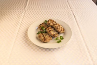 Yeni hazırlanmış yemek / yemek bir restoranda servis edilecek.