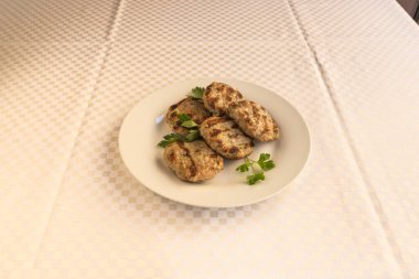 Yeni hazırlanmış yemek / yemek bir restoranda servis edilecek.