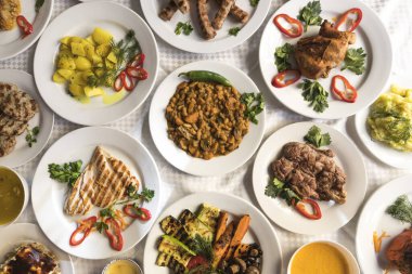 Yeni hazırlanmış yemek / yemek bir restoranda servis edilecek.