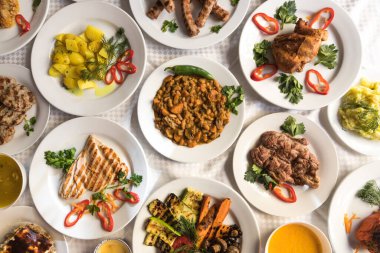 Yeni hazırlanmış yemek / yemek bir restoranda servis edilecek.