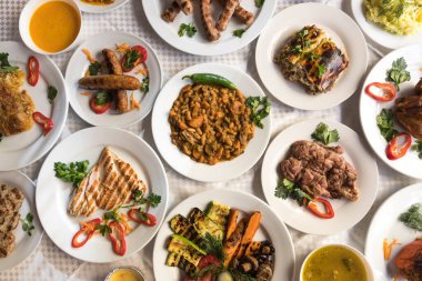 Yeni hazırlanmış yemek / yemek bir restoranda servis edilecek.