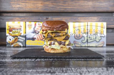 Yeni hazırlanmış yemek / yemek bir restoranda servis edilecek.