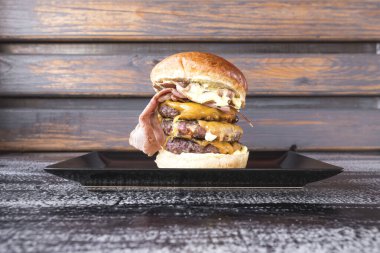 Yeni hazırlanmış yemek / yemek bir restoranda servis edilecek.