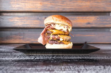 Yeni hazırlanmış yemek / yemek bir restoranda servis edilecek.