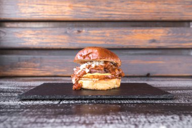 Yeni hazırlanmış yemek / yemek bir restoranda servis edilecek.