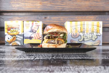 Yeni hazırlanmış yemek / yemek bir restoranda servis edilecek.