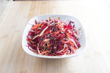 Yeni hazırlanmış yemek / yemek bir restoranda servis edilecek.