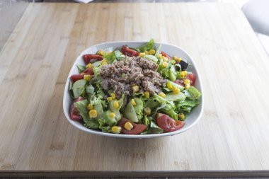 Yeni hazırlanmış yemek / yemek bir restoranda servis edilecek.