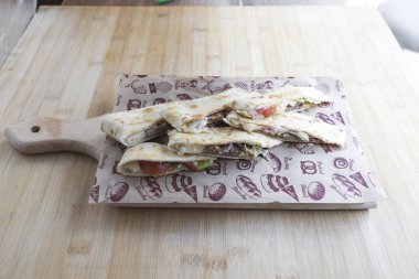 Yeni hazırlanmış yemek / yemek bir restoranda servis edilecek.