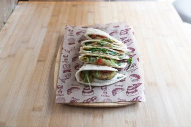 Yeni hazırlanmış yemek / yemek bir restoranda servis edilecek.