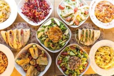 Yeni hazırlanmış yemek / yemek bir restoranda servis edilecek.