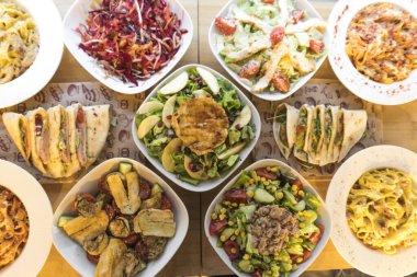 Yeni hazırlanmış yemek / yemek bir restoranda servis edilecek.