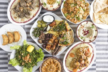 Yeni hazırlanmış yemek / yemek bir restoranda servis edilecek.