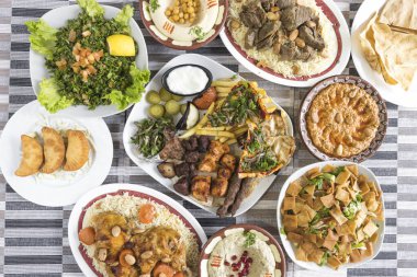 Yeni hazırlanmış yemek / yemek bir restoranda servis edilecek.