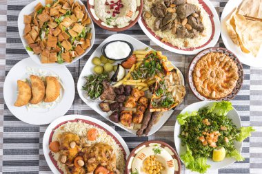 Yeni hazırlanmış yemek / yemek bir restoranda servis edilecek.