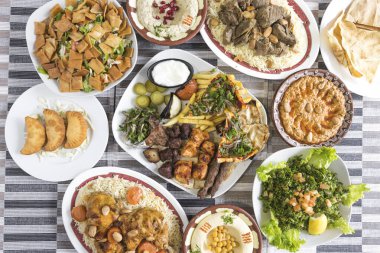 Yeni hazırlanmış yemek / yemek bir restoranda servis edilecek.