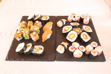 Yeni hazırlanmış yemek / yemek bir restoranda servis edilecek.