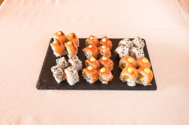 Yeni hazırlanmış yemek / yemek bir restoranda servis edilecek.