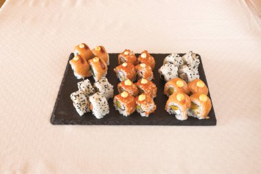 Yeni hazırlanmış yemek / yemek bir restoranda servis edilecek.