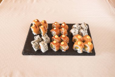 Yeni hazırlanmış yemek / yemek bir restoranda servis edilecek.