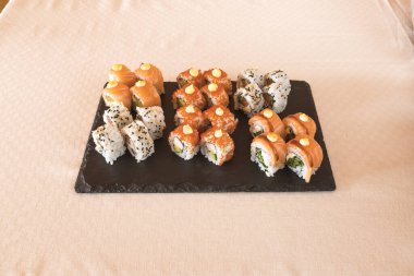 Yeni hazırlanmış yemek / yemek bir restoranda servis edilecek.