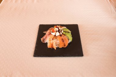 Yeni hazırlanmış yemek / yemek bir restoranda servis edilecek.