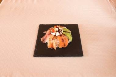 Yeni hazırlanmış yemek / yemek bir restoranda servis edilecek.