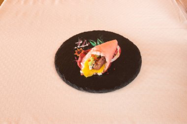 Yeni hazırlanmış yemek / yemek bir restoranda servis edilecek.