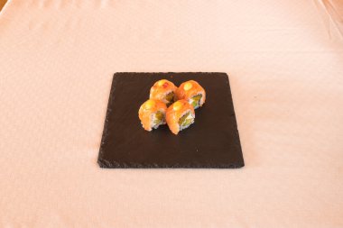 Yeni hazırlanmış yemek / yemek bir restoranda servis edilecek.