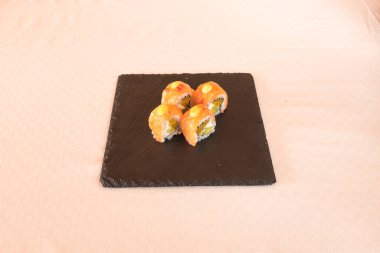 Yeni hazırlanmış yemek / yemek bir restoranda servis edilecek.