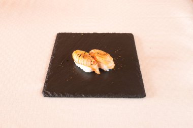 Yeni hazırlanmış yemek / yemek bir restoranda servis edilecek.