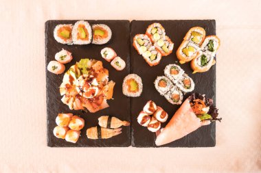 Yeni hazırlanmış yemek / yemek bir restoranda servis edilecek.