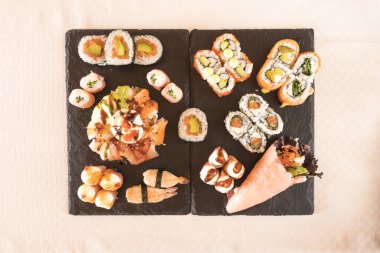 Yeni hazırlanmış yemek / yemek bir restoranda servis edilecek.