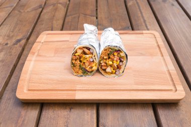 Yeni hazırlanmış yemek / yemek bir restoranda servis edilecek.