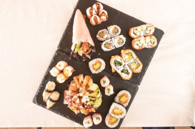 Yeni hazırlanmış yemek / yemek bir restoranda servis edilecek.