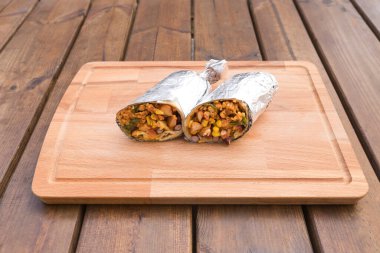 Yeni hazırlanmış yemek / yemek bir restoranda servis edilecek.