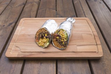 Yeni hazırlanmış yemek / yemek bir restoranda servis edilecek.