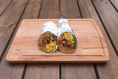 Yeni hazırlanmış yemek / yemek bir restoranda servis edilecek.