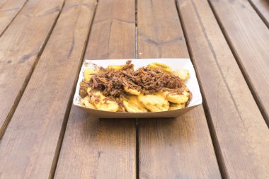 Yeni hazırlanmış yemek / yemek bir restoranda servis edilecek.