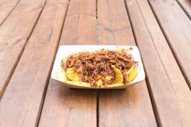 Yeni hazırlanmış yemek / yemek bir restoranda servis edilecek.