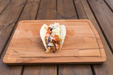 Yeni hazırlanmış yemek / yemek bir restoranda servis edilecek.