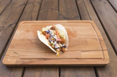 Yeni hazırlanmış yemek / yemek bir restoranda servis edilecek.