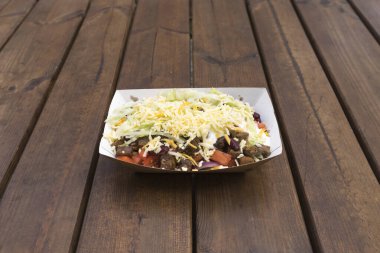 Yeni hazırlanmış yemek / yemek bir restoranda servis edilecek.