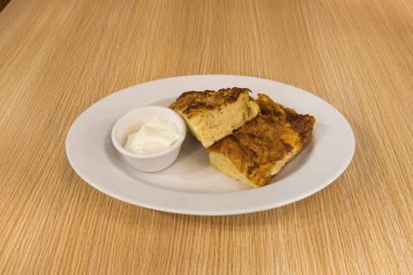 Yeni hazırlanmış yemek / yemek bir restoranda servis edilecek.