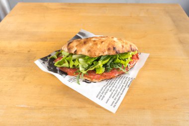 Yeni hazırlanmış yemek / yemek bir restoranda servis edilecek.