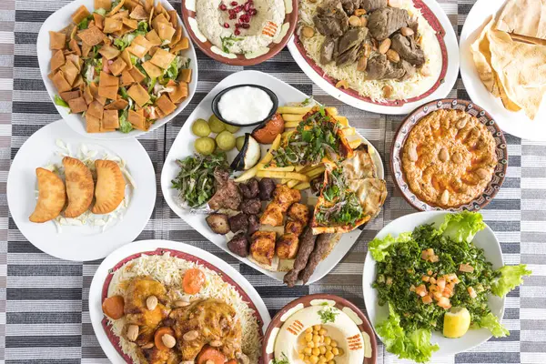 Yeni hazırlanmış yemek / yemek bir restoranda servis edilecek.