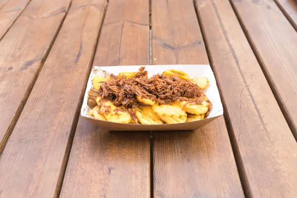 Yeni hazırlanmış yemek / yemek bir restoranda servis edilecek.