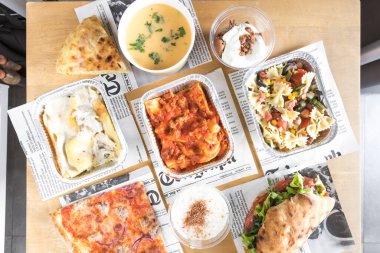 Yeni hazırlanmış yemek / yemek bir restoranda servis edilecek.