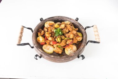 Yeni hazırlanmış yemek / yemek bir restoranda servis edilecek.